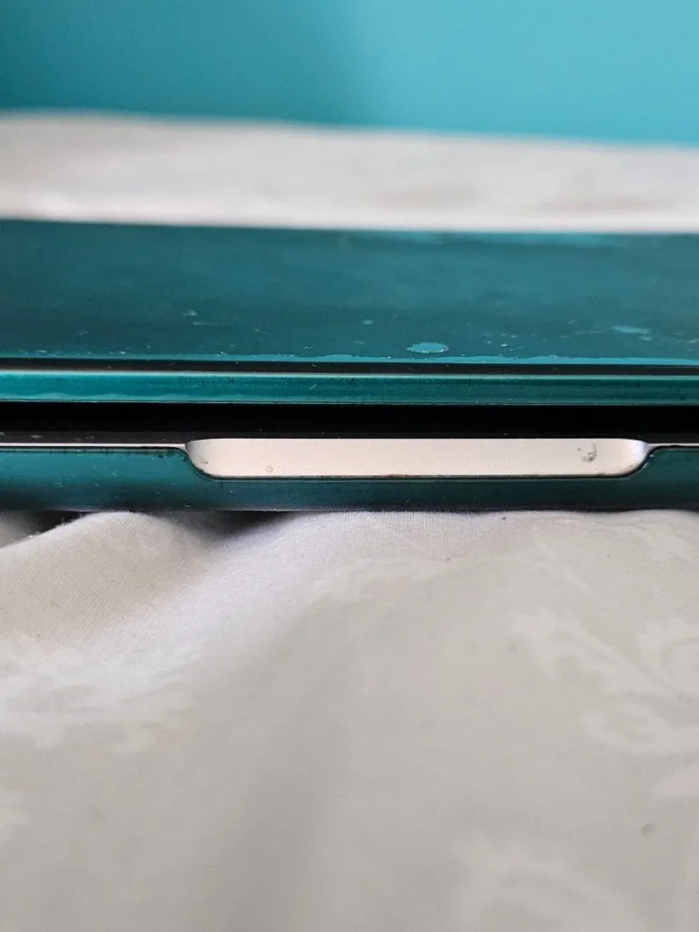 Apple MacBook Air (M2, 2022) – Works Well – Dent (Doesn’t Fully Close)